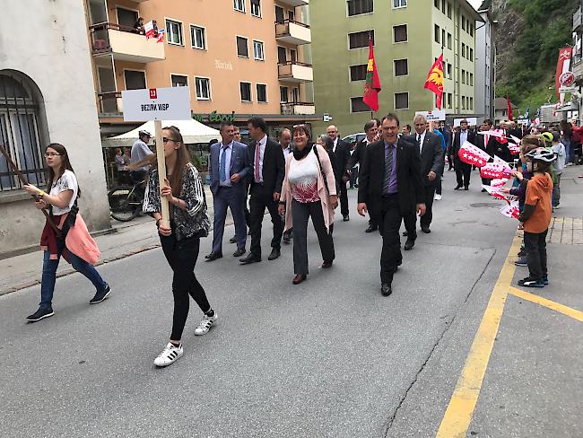 Einmarsch in Naters: Grossratsdelegation des Bezirks Visp.