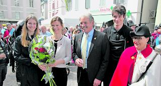 H&ouml;chster Jurist. Dr. Lionel Seeberger (rechts), Pr&auml;sident des Walliser Kantonsgerichts, begl&uuml;ckw&uuml;nscht Diego Wellig.