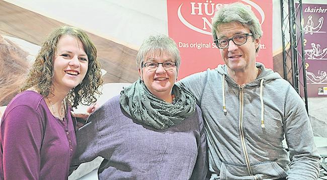 Sarah (23), Gabriela (52) und Herbert (54) Lötscher aus Turtmann.