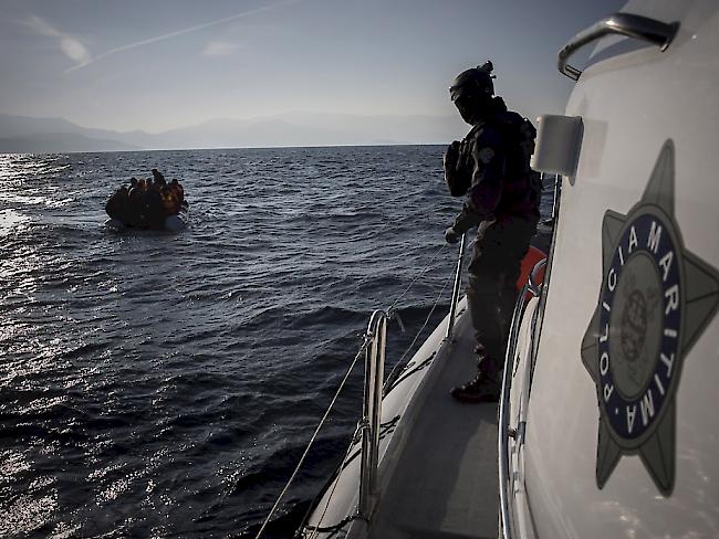 Mitarbeitende von Frontex bei einem Einsatz auf dem Mittelmeer. Die EU-Grenzschutzagentur soll mehr Kompetenzen erhalten. Auch die Schweiz will sich beteiligen. (Archiv)