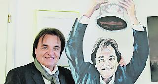 Christian Constantin neben seinem Ebenbild, welches er als Geschenk f&uuml;r den gewonnenen Cupfinal 2015 erhalten hat.