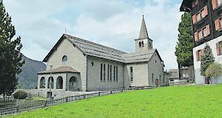 Tr&uuml;gerische Idylle: Hinter den Kirchenkulissen herrscht grosses Misstrauen. Viele Kirchg&auml;nger wenden sich vom neuen Pfarrer ab.