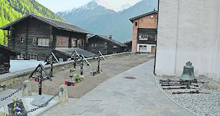 Auf der S&uuml;dseite der Kippler Kirche werden neue Urnengr&auml;ber geschaffen.