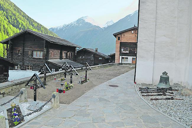 Auf der Südseite der Kippler Kirche werden neue Urnengräber geschaffen.