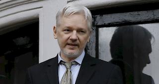 Wikileaks-Gr&uuml;nder Julian Assange bei einem seiner Auftritte auf dem Balkon der ecuadorianischen Botschaft in London. (Archiv)