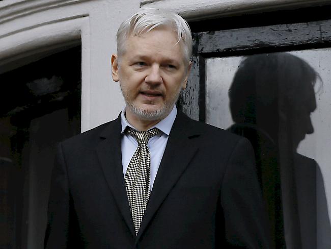 Wikileaks-Gründer Julian Assange bei einem seiner Auftritte auf dem Balkon der ecuadorianischen Botschaft in London. (Archiv)