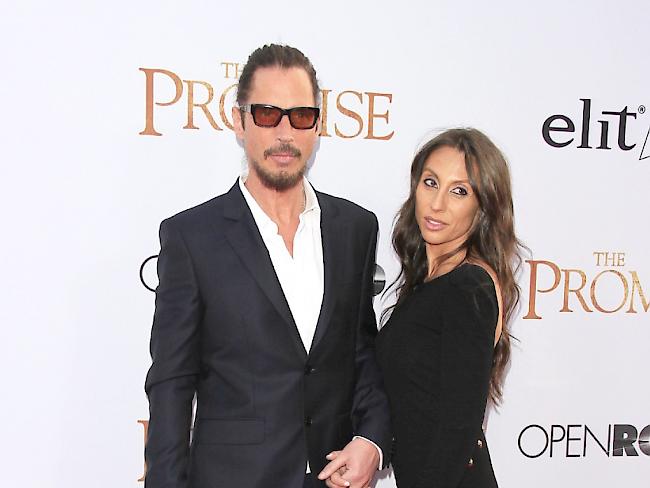 Chris Cornell (l) und Vicky Karayiannis letzten Monat in Los Angeles. Karayiannis kann nicht glauben, dass der Musiker sich umgebracht hat. (Archivbild)