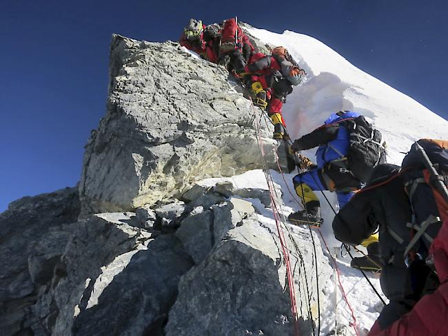 Der Hillary Step - die letzte Schlüsselstelle vor dem Gipfel des Mount Everest. Nach einem Erdbeben ist der Felszacken nun abgebrochen. Die Sicherung der Passage durch Seile dürfte künftig schwieriger sein.