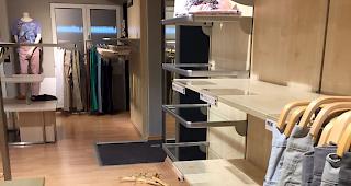 Laden leerger&auml;umt. Viel mehr als Kleiderb&uuml;gel und ...