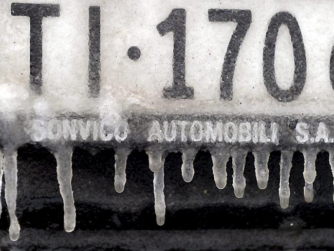 Der Kanton Tessin hat erstmals Kontrollschilder an einer Auktion versteigert. Die Autonummer "TI 888 888" erzielte dabei mit 35