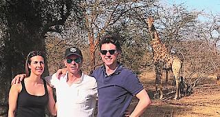 Familienmensch. Tochter Heidi und Sohnemann Dario zu Besuch bei Papa Stefan in Senegal. 