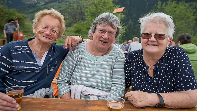 Anni (85) und Reinhild Volken (59) und Pia Tenisch (64), alle aus Grengiols.