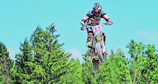 Bis zu 30 Meter weit &ndash; Philip Steiner bei einem Sprung.