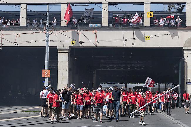 Sitten-Anhänger auf dem Weg ins Stadion. Bisher blieb es ruhig. 