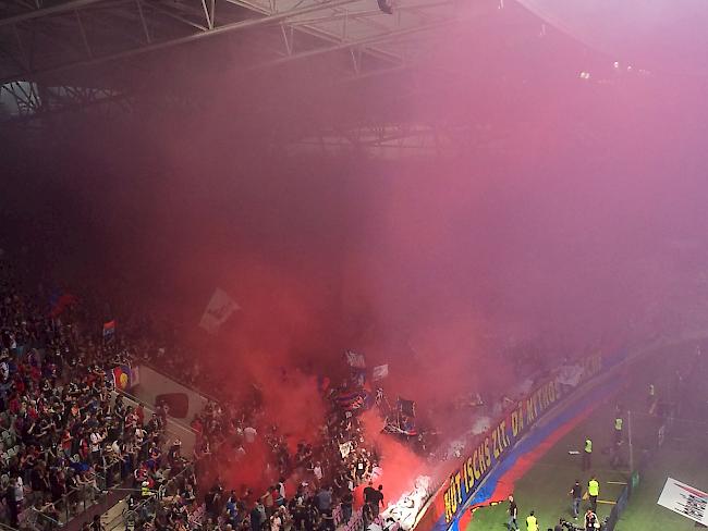 Sitten-Fans machen Stimmung im Stade de Genève.