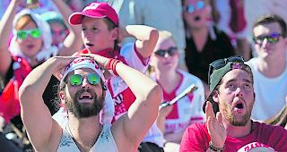 Im Stadion treffen die unterschiedlichsten Fans aufeinander.