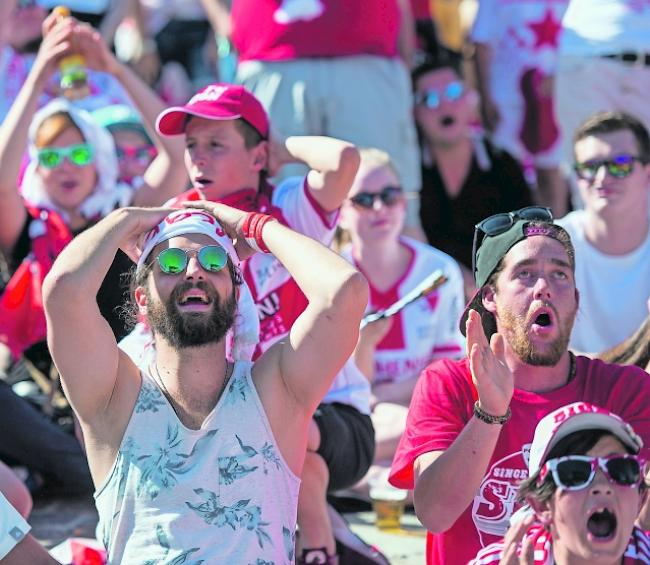 Im Stadion treffen die unterschiedlichsten Fans aufeinander.