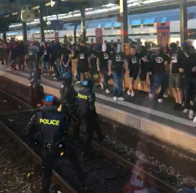 Aufgeheizte Stimmung. Ein Walliser Extrazug musste ausserplanmässig im Genfer Hauptbahnhof einen Zwischenstopp einlegen. Basler Fans versuchten, diesen zu stürmen.