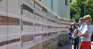 Entdeckungsreise. Die 48 Fotografien zeigen nicht nur die holzgeschnitzten Stubenbinnen, sondern verraten auch mehr &uuml;ber die jeweiligen Erbauer.