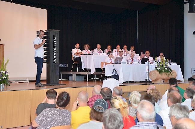 Grosse Ehre. OK-Präsident Roberto Imoberdorf vom Theaterverein Obergoms begrüsst die rund 300 Laienschauspieler in der MZH Münster und präsentiert gleich zu Beginn der Versammlung einen humorvollen Schnellkurs in Sachen Gommer Dialekt.