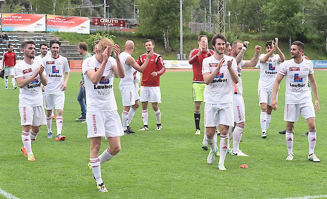 Die Spieler des FC Oberwallis Naters feierten einen erfolgreichen Saisonabschluss.