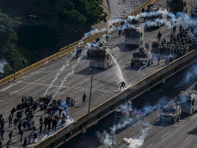 Strassenschlachten zum Jahrestag: Die Schliessung eines TV-Senders in Venezuela vor zehn Jahren führt zu Demonstrationen in Caracas.