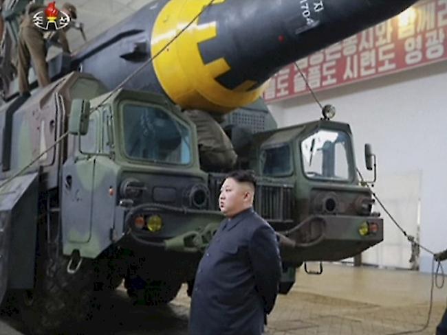Nordkoreas Machthaber Kim Jong Un will Abwehrraketen vom Band laufen lassen. (Archivbild)