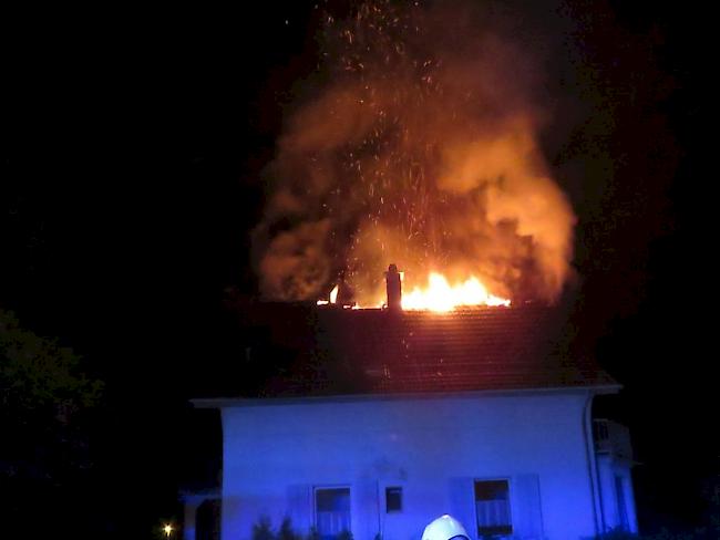 Nach einem Dachstockbrand in Niederrohrdorf AG mussten zwei Bewohnerinnen zur Kontrolle ins Spital. Die Brandursache war zunächst unbekannt.