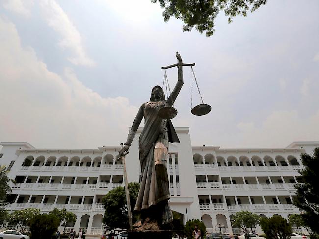 Der Stein des Anstosses: Die Statue der Justitia vor dem Gerichtsgebäude in Dhaka. Weil sich Muslime an der Statue störte, wurde sie abgebaut. Nach Protesten gegen diese Massnahme steht Justitia jetzt wieder. Allerdings an einem anderen Standort.