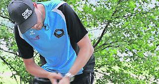 Alain Indermitte w&auml;hrend der Schweizer Minigolfmeisterschaften auf der Anlage &laquo;Lampertji&raquo;.