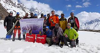 Die Mitglieder der Swiss-Sherpa-Stiftung mit den Hochtr&auml;gern aus der Region Baltistan: Valentin Z&rsquo;Brun (ganz links), Meinrad Bittel (dritter von links), Patrick Z&rsquo;Brun (dritter von rechts stehend) und Conny Schmiedehaus (ganz links unten).