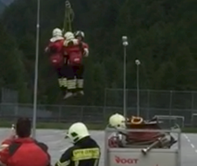 Vom Parkplatz in Täsch aus wurden die Feuerwehrleute mit dem Heli der Air Zermatt ins Brandgebiet im «Schali» oberhalb Täsch geflogen.  