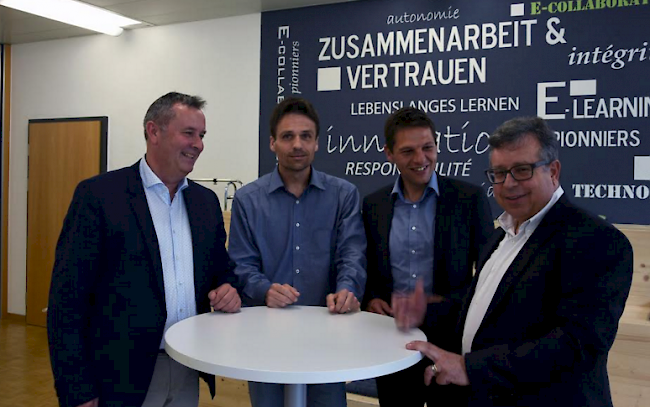 Übergabe (von links): Johannes Bühler (Finanzdirektor FFHS), Roland Lüthi (Generalagent Mobiliar), Michael Zurwerra (Rektor FFHS) und Peter Ammann (Stv. Generalagent Mobiliar).