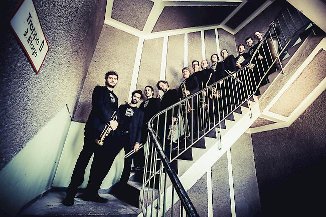 Die zwölfköpfige Band «Traktorkestar» spielt treibenden Balkan Brass.