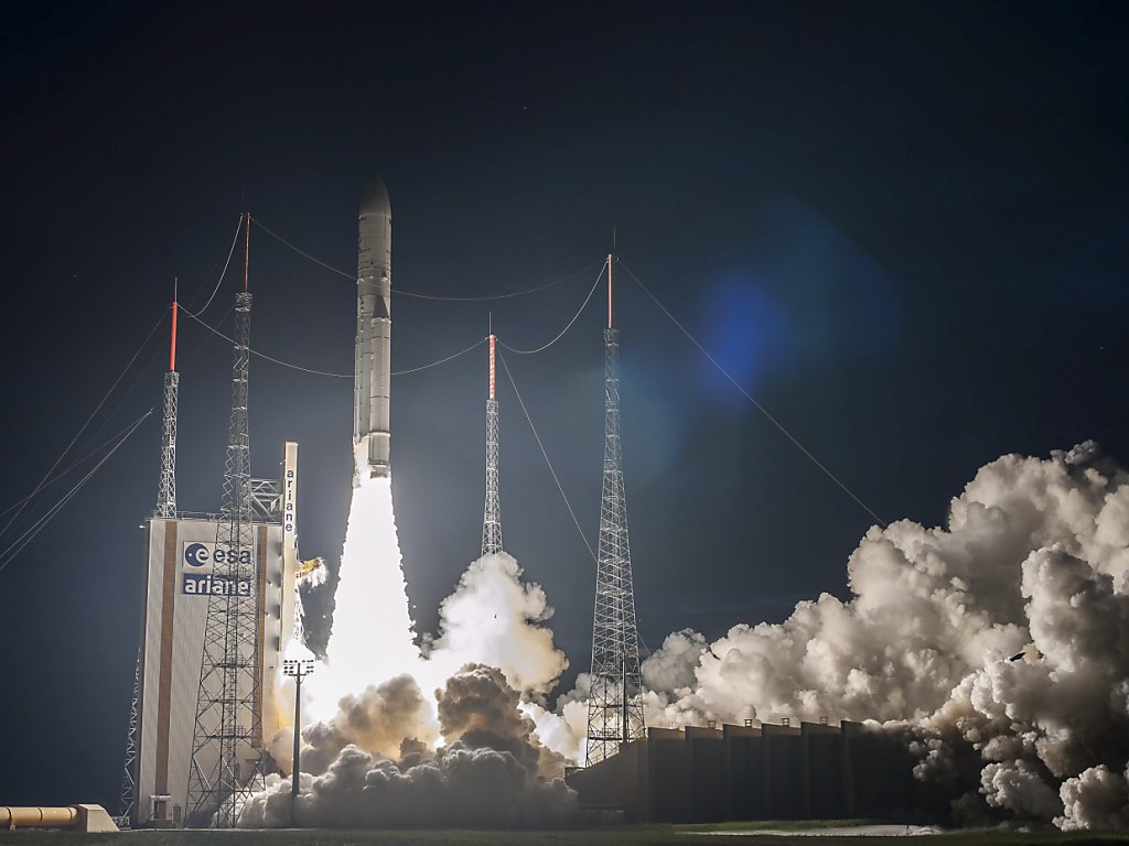 Ariane-Rakete bringt elektrisch angetriebenen Satelliten ins All | 1815.ch