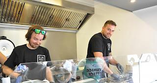 Lukas Sprung und Sven Zuber wollen das Wallis mit ihrem Food Truck um ein neues kulinarisches Angebot erweitern.