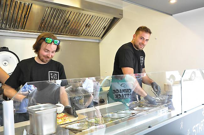 Lukas Sprung und Sven Zuber wollen das Wallis mit ihrem Food Truck um ein neues kulinarisches Angebot erweitern.