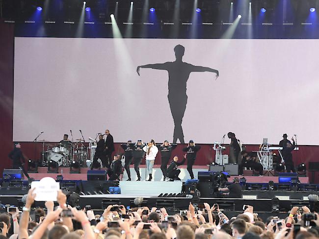 US-Sängerin Ariana Grande (in der weissen Jacke) am Benefizkonzert in Manchester.