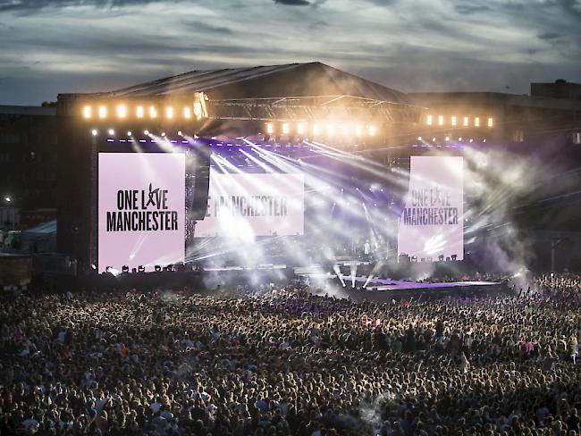 "One Love Manchester": Unter diesem Motto traten Sängerin Ariana Grande und weitere Weltstars nach dem Anschlag in der britischen Metropole auf - und die Zuschauer kamen in Strömen.