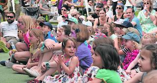 Applaus. Kleine G&auml;ste beim &laquo;Silberb&uuml;x&raquo;-Konzert am Kinderdorffest: Dankbares Publikum. Freude. Die Schnecke am Ziel  &ndash;  und dann die Siegespose.Balance. Nicht das Gleichgewicht verlieren!Verkleidung. Lustig verkleidet ist halb fotografiert&hellip;