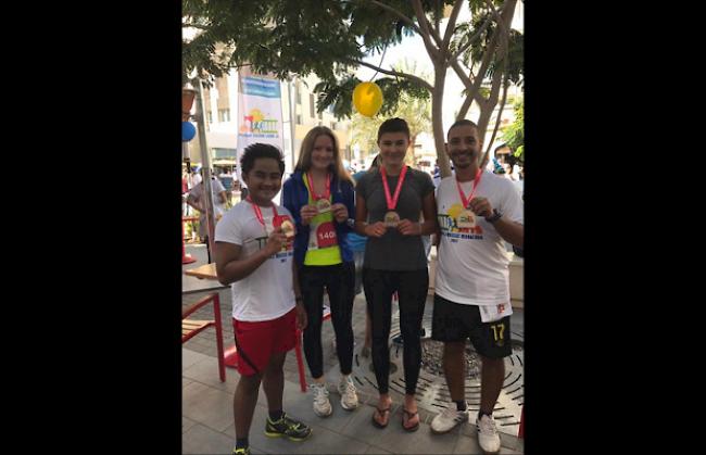«Nach dem Muscat-Marathon bei 38 Grad (von links: Allan, Barbara, ich und Ahmed)» 