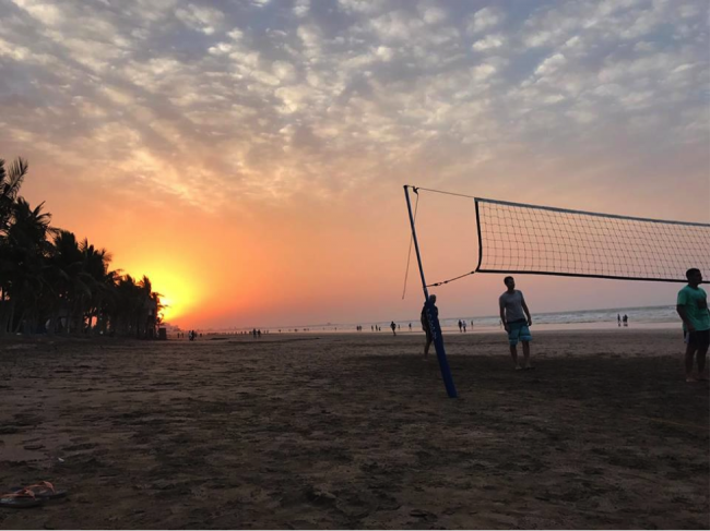 «Beachvolleyball am Qurum Beach in Muscat bei Sonnenuntergang» 