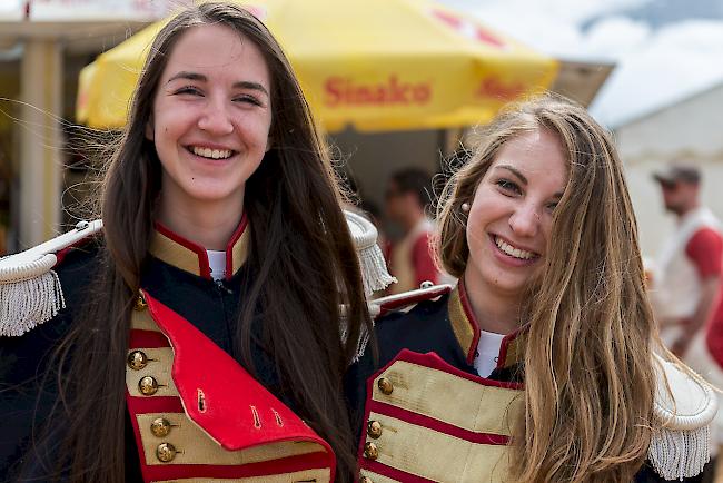 Svenja Heynen (18) und Laura Spaar (17), beide aus Ausserberg.