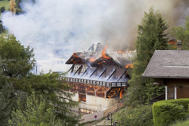 Das alte Sportzentrum des Walliser Ferienortes Verbier ist am Freitag zum Raub der Flammen geworden.