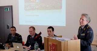 Germaine Seewer &uuml;berbrachte die Grussworte des Armeechefs. Von links: Vorstandspr&auml;sident Peter Eyer, Diego Schmid und Christian Cina.