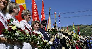 Ehrendamen vor dem Gesamtspiel bei der Kirche.