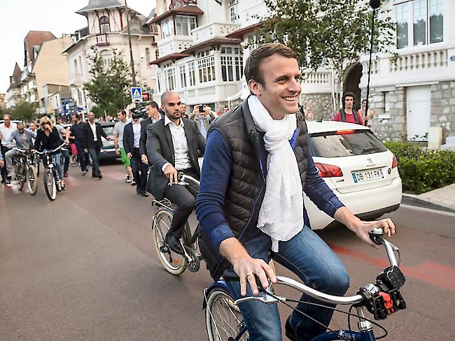 Auf dem Drahtesel durch Le Touquet: Frankreichs Präsident Emmanuel Macron gibt sich am Tag vor der Parlamentswahl gelassen.