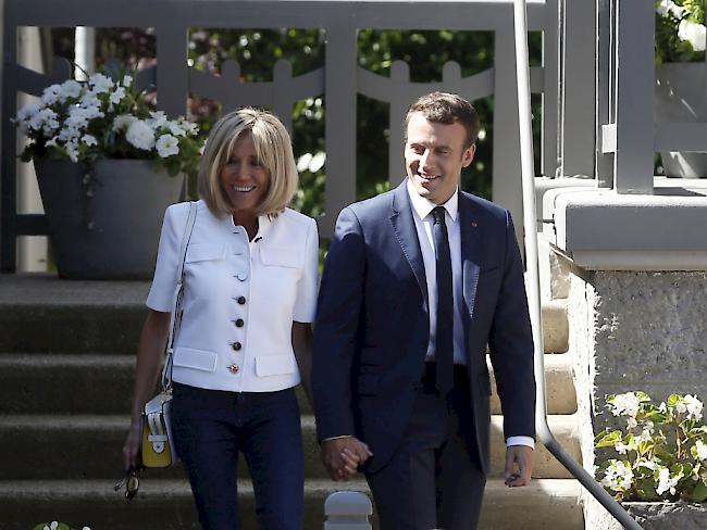 Guten Mutes auf dem Weg zur Stimmabgabe: Der französische Präsident Emmanuel Macron und seine Frau Brigitte.