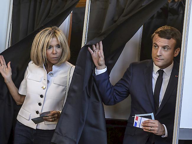 Der französische Präsident Emmanuel Macron (rechts) und seine Ehefrau Brigitte im Wahllokal in Le Touquet im Norden des Landes.