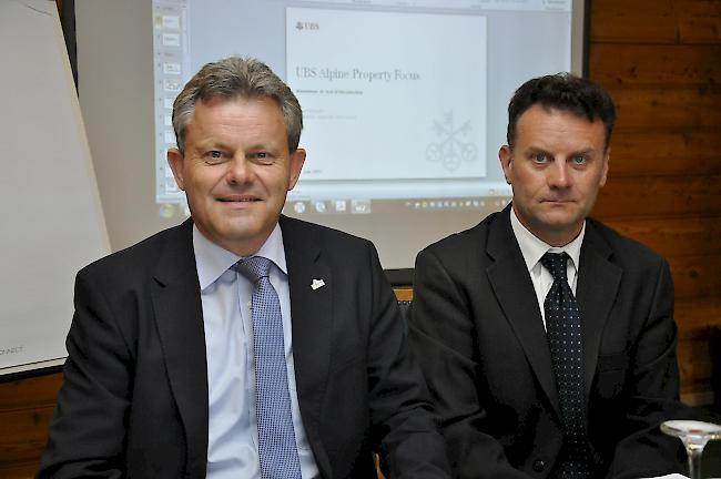 Iwan Willisch, Regionaldirektor UBS Wallis, mit dem UBS-Immobilien-Spezialisten Thomas Veraguth: Sie präsentierten die Studie in Crans-Montana.